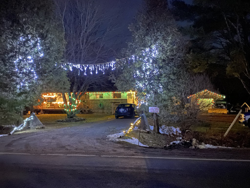 Lighting up the town: Deep Bay Road home takes the prize » Minden Times - Vimarsana News